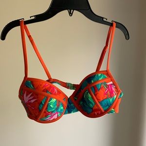 Tropical bikini top with slight push up